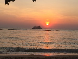 Solnedgång över Dongtan Beach i Jomtien.