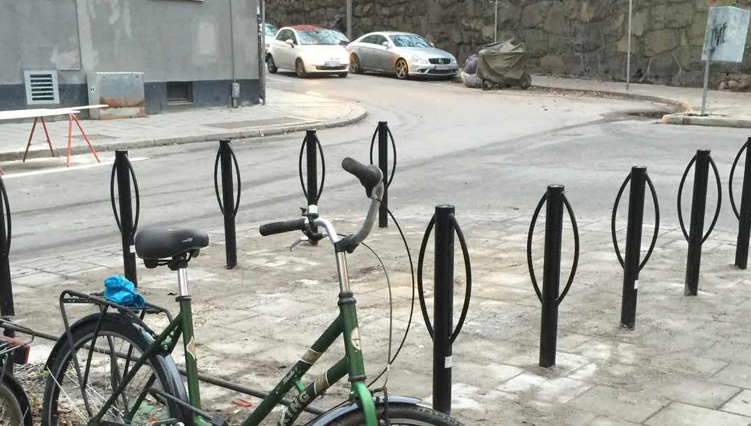 Cykelställ vid lilla parken